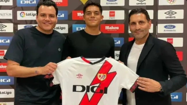 César Limón Mora siendo presentado con el Rayo Vallecano 