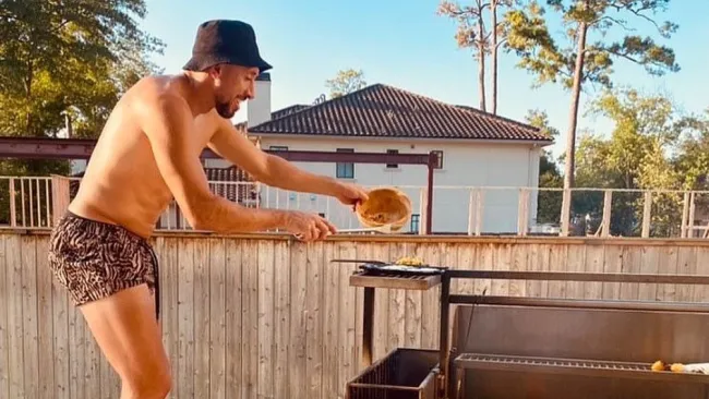 Héctor Herrera haciendo un asado 