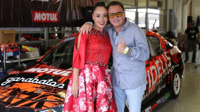 Gerardo Quiroz aseguró estar orgulloso de su esposa Karen Espriu tras entonar el Himno Nacional 