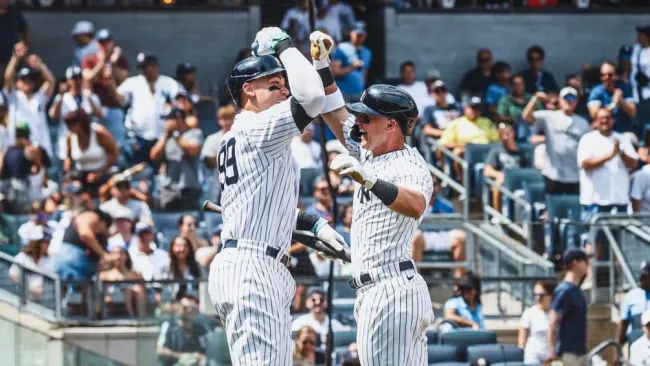 Beisbolistas de Yankees celebrando victoria 