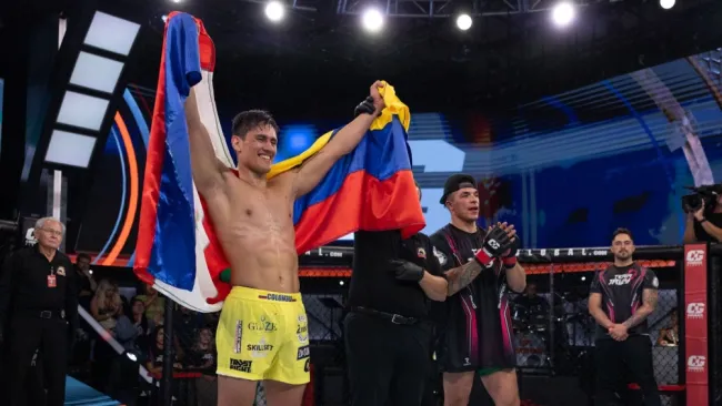 Jawy perdiendo en su debut en las artes marciales mixtas 