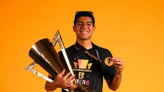 El mexicano con el trofeo de la Copa Oro 