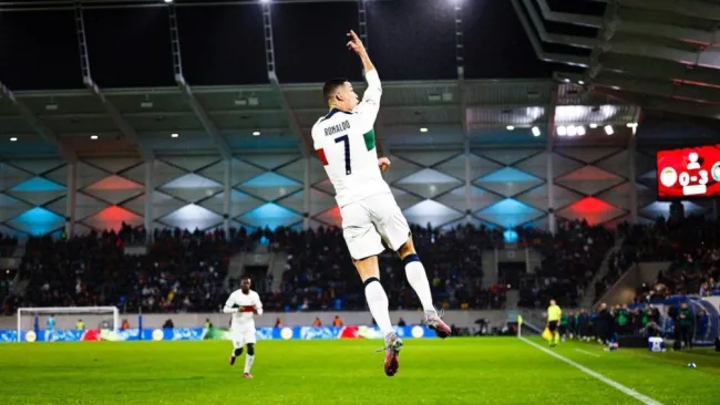Cristiano celebrando con su famoso festejo 
