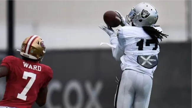 Davante Adams durante el entrenamiento ante los 49ers