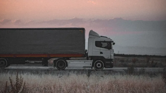 Tráiler arrolló a asaltante en la carretera 