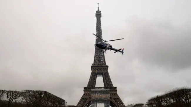 La Torre Eiffel tuvo que ser evacuada tras la amenaza de bomba