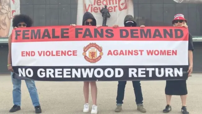 Aficionadas protestando afuera de Old Trafford 