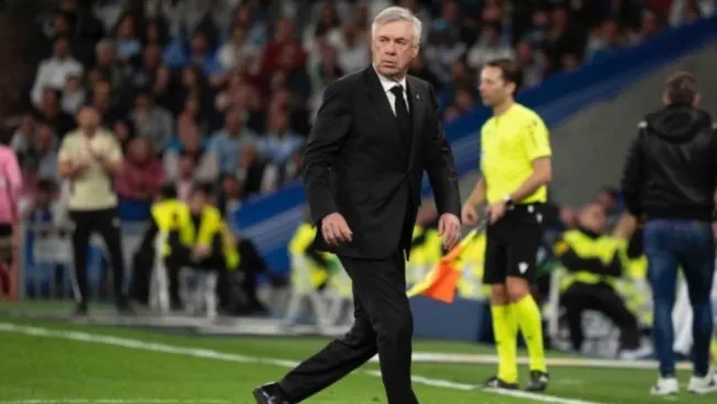 Carlo Ancelotti dirigiendo al Real Madrid 