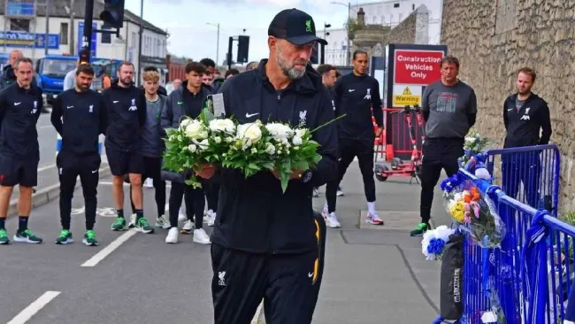 ¡Vaya gesto! Liverpool olvidó la rivalidad y rindió homenaje a aficionado de Everton que falleció