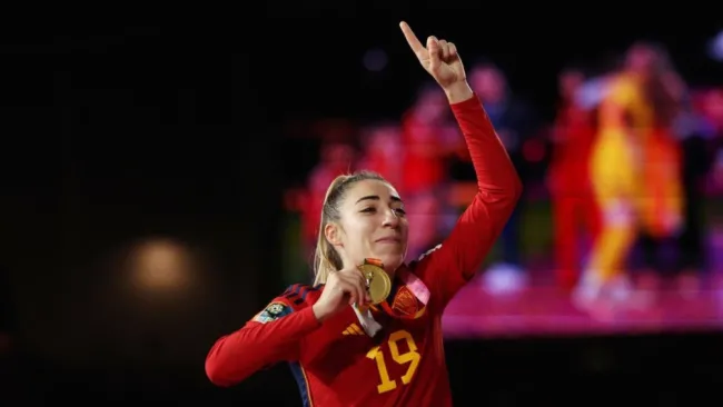 Olga Carmona con medalla de campeona 