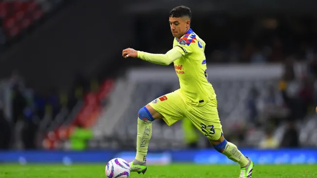 Emilio Lara jugando con el América 