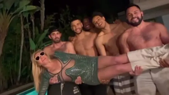 Britney Spears organiza fiesta de divorcio con hombres sin camisa