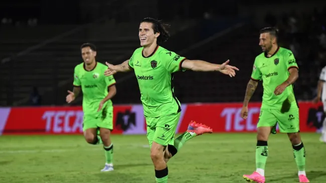 Diego Campillo en festejo de gol