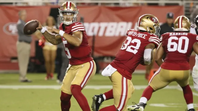 Trey Lance jugando con los San Francisco 49ers