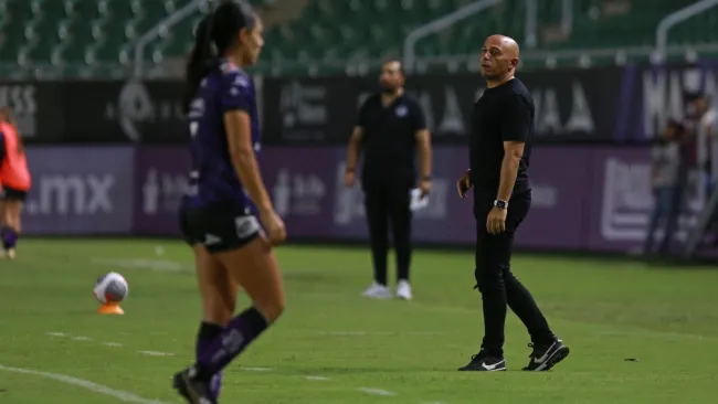 Ángel Villacampa dirigiendo al América Femenil 