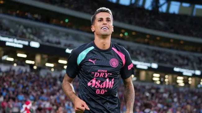 Joao Cancelo jugando con el Manchester City