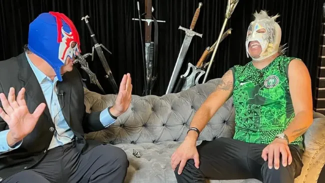 ¡Faitelson 'se convierte' en luchador! El Escorpión Dorado le regaló una máscara y bautizó al periodista con un nuevo personaje 