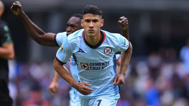 El jugador celeste se calentó con su propio compañero