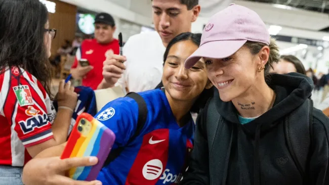 María León conviviendo con los aficionados 
