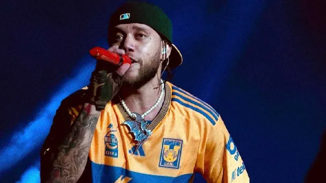 El cantante salió con la playera de Tigres