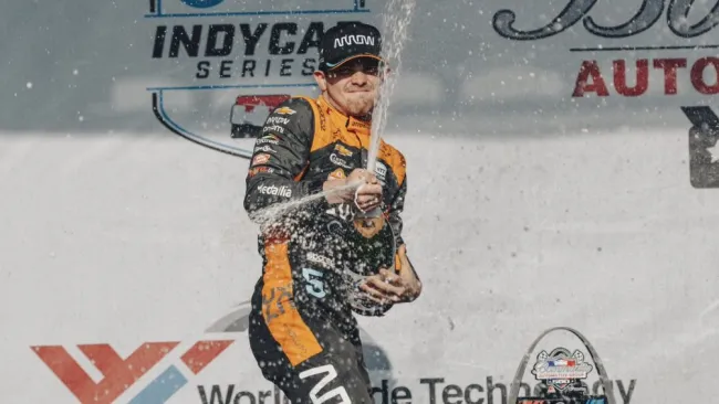 O`Ward celebra el segundo lugar en el IndyCar