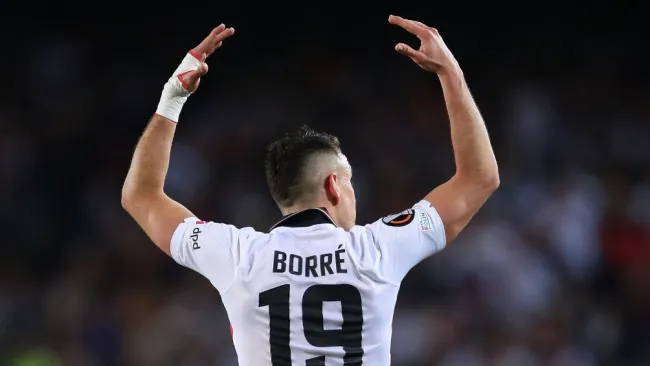 Santos Borré dejaría la Bundesliga para regresar a España