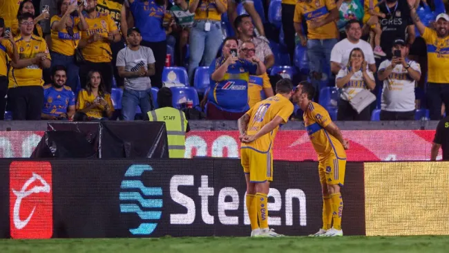 Gignac y Vigón en celebración de gol
