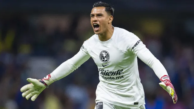 Luis Malagón con América en el Clásico Joven