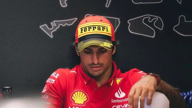 Sainz viendo su celular 