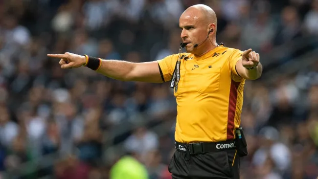 Paco Chacón se volvió a poner el silbato; pide una "cuba y bacacho" en pleno partido 