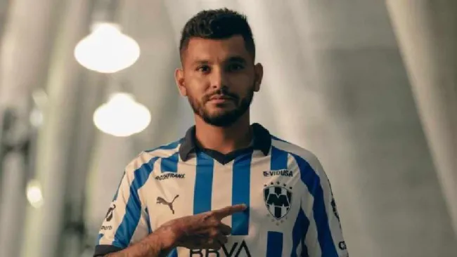Tecatito Corona recibe críticas y un nuevo apodo tras su debut con Rayados