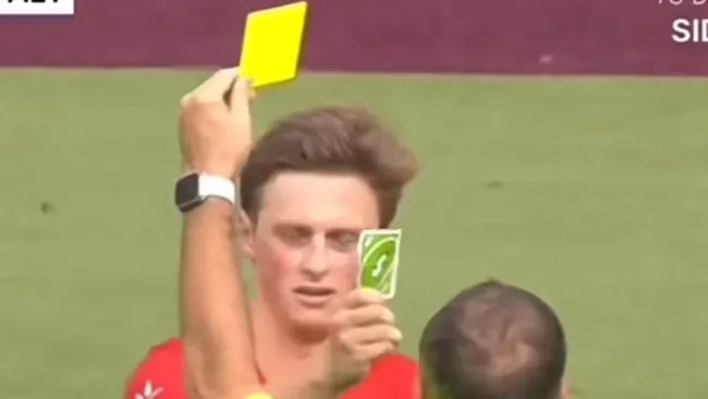 Momento donde el jugador regresa la amarilla 