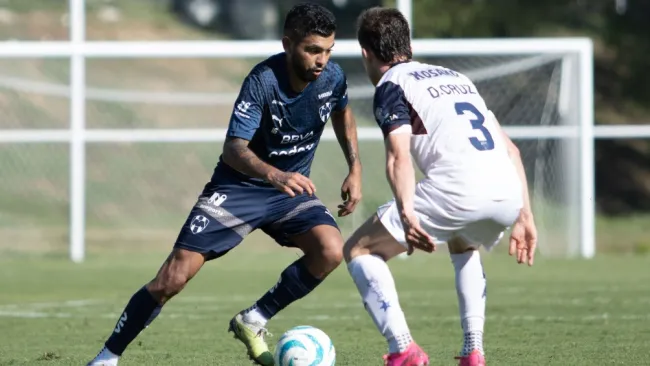 Tecatito Corona en su debut con Rayados