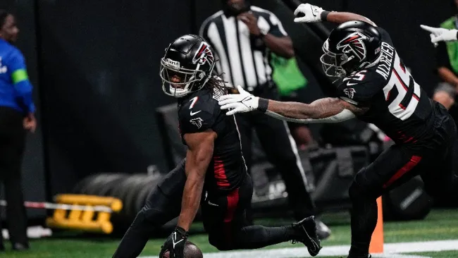 Bijan jugando en el triunfo de Atlanta contra Carolina