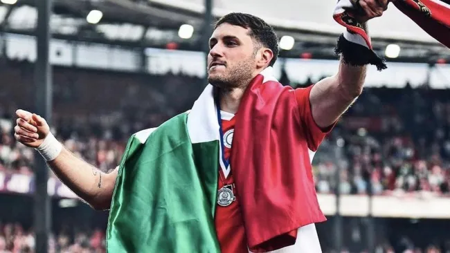 Santi Giménez celebró las fiestas patrias con gol y asistencia