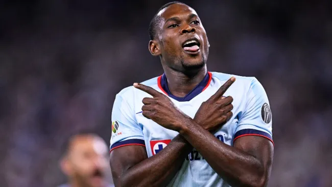 Diber Cambindo en celebración de gol con Cruz Azul