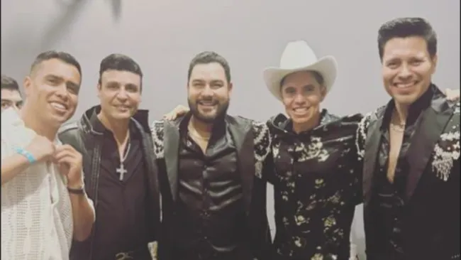 Efraín Velarde conviviendo con la Banda MS 