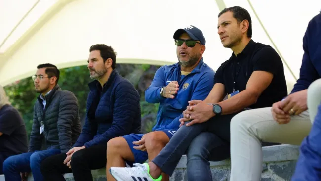 Lozano observando el entrenamiento 