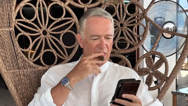 Salinas viendo sus redes sociales 