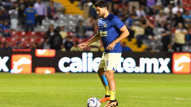 Henry Martín calienta previo a tener minutos contra Querétaro