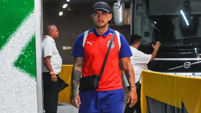 Víctor Guzmán es suplente con Chivas por tercer juego al hilo; Vega también va al banquillo