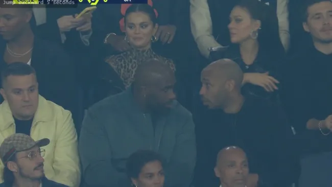 Selena en las gradas del estadio de los locales