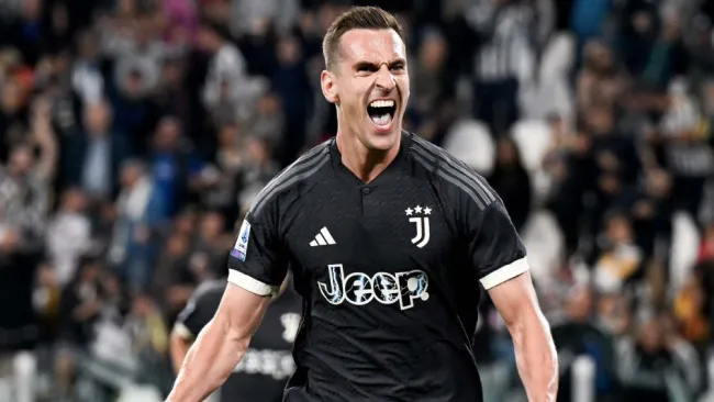 Milik celebrando el gol que le dio la victoria a la Juve