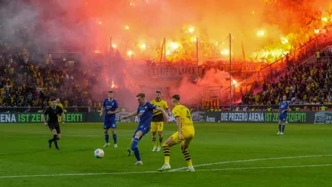 Con 10 hombres, Borussia Dortmund venció al Hoffenheim y es líder de la Bundesliga