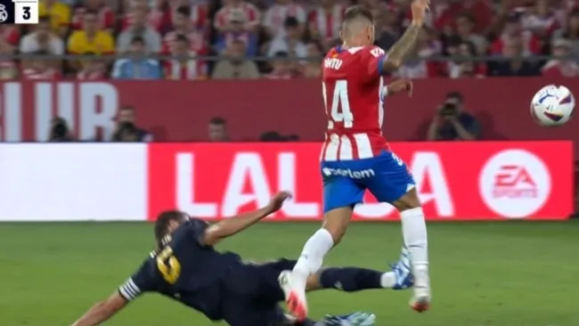 La entrada del defensa hacia el atacante 