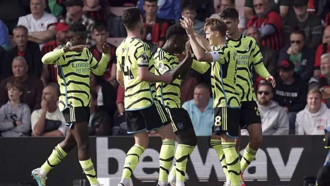 Arsenal golea al Bournemouth y se acerca al liderato en la Premier League