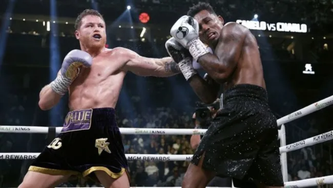 Charlo en la pelea ante Saúl Álvarez