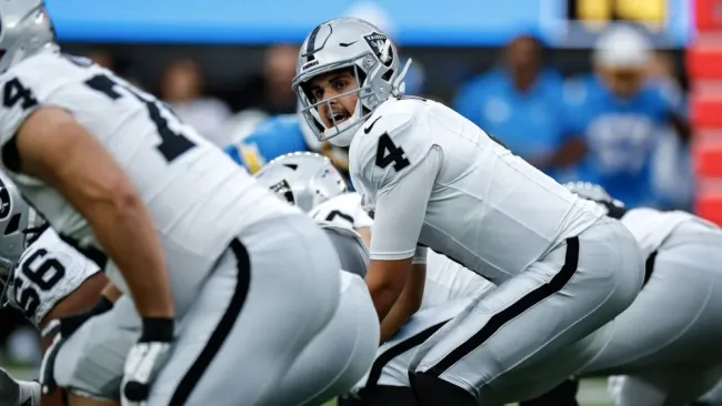 O'Connell durante su debut en la NFL con los Raiders