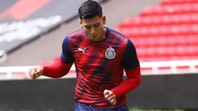 El defensa en calentamiento con Chivas 