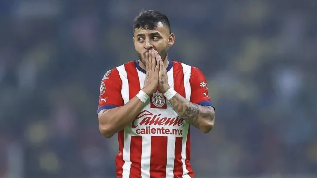 Alexis Vega jugando con las Chivas